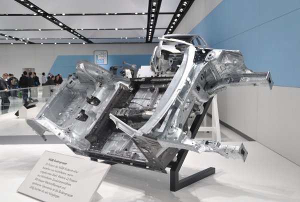 Това не е съвсем кола, а по-скоро част от нея. Модулната платформа MQB лежи в основата на почти всички съвременни модели на марките, съставляващи Volkswagen - от Audi до Skoda. Тя е в основатата компактния хечбек Polo, както и на гигантския кросоувър Teramont. И тази архитектура е една от най-важните иновации в автомобилната индустрия през последните 100 години, тъй като предлага модулен подход към създаването на автомобили. Именно от нея започна общата унификация на автомобилите. 