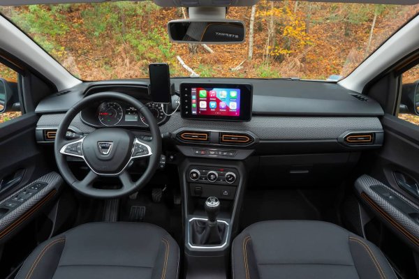 Следвайки примера на текущата гама на Dacia, двата SUV-модела също могат да споделят едно и също табло.  То отчасти беше разкрито от концепцията Bigster, като включва по-голям и по-висок монтиран сензорен екран за информационно-развлекателната система, въвеждането на цифров приборен панел, който ще бъде пърио за Dacia, и вероятно някои устройства, получени от Renault. 

Съотношението цена/качество на Duster ни кара да вярваме, че румънският автомобилен производител ще запази твърдата пластмаса по арматурното табло, вътрешността на вратите и централната конзола. Дизайнерите на Dacia обаче биха могли да намерят хитри начини да подобрят възприеманото качество с модерни текстури и издръжлива тапицерия на седалките. 