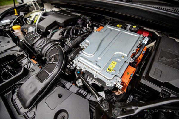 Dacia се ангажира да продължи да предлага превозни средства, задвижвани с ДВГ, колкото е възможно по-дълго в съответствие с тяхната достъпна ценова стратегия. Въпреки това беше потвърдено, че архитектурата CMF-B е съвместима със задвижващи агрегати MHEV, HEV, PHEV и BEV, а от Dacia признаха, че биха могли да електрифицират гамата, когато е необходимо. Като се има предвид, че повечето пазари в Европа ще забранят ДВГ от 2030 г., идващият през втората половина на това десетилетие Duster, бип трябвало да се предлага в електрифициран вид. 

Това може да означава, че румънският SUV може да наследи сложния plug-in хибриден задвижващ агрегат, използван от Renault Captur E-Tech (на снимката), или подобна самозареждаща се хибридна настройка на Nissan Juke Hybrid. Те комбинират 1,6-литров четирицилиндров бензинов атмосферен двигател, произвеждащ 94 к.с. и 148 Нм въртящ момент, електродвигател с мощност 49 к.с. и 205 Нм, втори електрически двигател, работещ като HSG (High-Voltage Starter Generator) и сложна многорежимна скоростна кутия, изпращаща мощност към предната ос. Версията HEV се предлага с батерия от 1,2 кВт/ч, докато PHEV получава по-голям капацитет от 9,8 кВт/ч. 