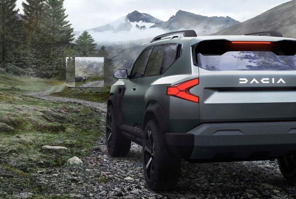 Въпреки че по-голямата част от моделите в сегмент B-SUV, включително тези от Groupe Renault, не се предлагат с 4WD, има голям шанс Duster да запази тази опция, поне за оборудване от висок клас. Това означава, че той ще остане една от малкото опции в сегмента за хора, които искат да се занимават с по-сериозно офроуд, предлагайки задвижване на четирите колела, щедър клиренс и респектиращи ъгли на приближаване и напускане в съответствие с външния вид. 

За справка, настоящият модел може да се похвали с клиренс 214-217 мм, ъгъл на приближаване 30&deg; и ъгъл на излизане 33-34&deg;. Точно като своите предшественици, третото поколение на Dacia Duster ще се произвежда в Миовени (Румъния). 