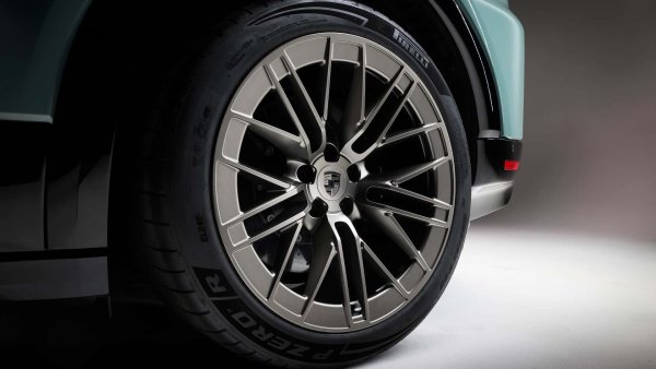 Porsche използва опита си във Формула E (германският производител спечели последния световен шампионат при конструкторите в тази категория), за да подобри регенеративните възможности на Cayenne Electric. При ежедневно използване около 97% от всички спирачки на SUV могат да се управляват без да се докосват спирачките, оптимизирайки възстановяването на енергия и оставяйки механичните спирачки да се намесват само когато е необходима максимална спирачна сила. В този случай карбон-керамичните спирачки също са налични като опция при Cayenne Turbo Electric. 