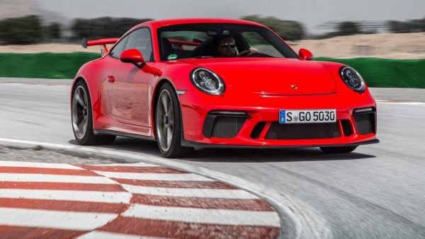 Друг култов спортен автомобил, създаден по автентична формула, е Porsche 911. И в този случай става дума за една от най-впечатляващите му версии - RS. Тя е снабдена с 4-литров атмосферен "шестак" тип "боксер", който може да бъде поръчан както с роботизирана скоростна кутия PDK, така и с 6-степенна механична трансмисия.