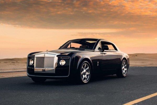По начало марката Rolls-Royce ви гарантира висока степен на ексклузивност, но в този случай колата е буквално неповторима - създадена от компанията в една-единствена бройка по поръчка на специален клиент, който искал тя да напомня на определи яхта и самолет. 
