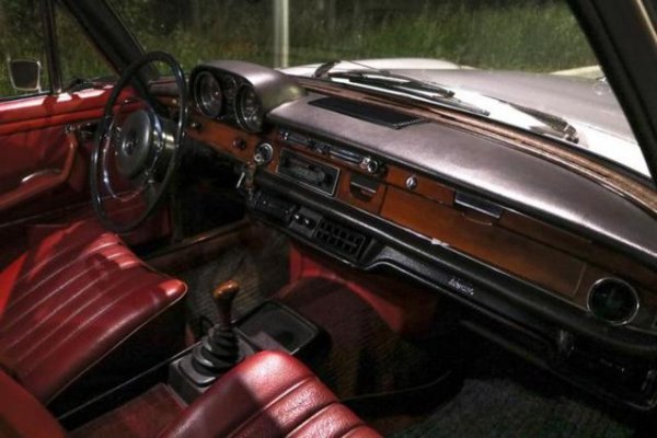 Един от най-интересните автомобили на Лучано Павароти е Mercedes-Benz 280 SEL. Този модел на германците заради своята мощ и елегантност дори получава второ, неофициално име - Gentlemen's Express.

Представителният седан 280 SEL има 3.5-литров с V8 двигател с максимална скорост 200 км/ч. Характеристиките за онези години са впечатляващи. Машината е придобита от Павароти след триумфалния успех на театър Ла Скала в Ню Йорк. Спектакълът в Метрополитън опера донася на певеца титлата &bdquo;King of the Upper C&ldquo;, световна слава и този Mercedes.

Колата е поръчана със спортна механична скоростна кутия и климатична система Frigette. Лучано не се разделя с автомобила до 1983-а, повече от 10 години след придобиването. Но основното нещо за собственика в тази кола не са скоростните характеристики и луксозната интериорна декорация, а звукът на двигателя. В резултат на това певецът го продава на свой приятел от детството в Модена.