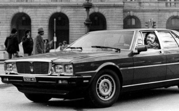 Подобно на предшественика си и тази кола има двигател V8 под капака, но с по-голям обем - 4,9 л. Въпреки наличието на автомобили с автоматична скоростна кутия &bdquo;Вorg Wagner&ldquo;, Лучано предпочита механичната на &bdquo;ZF&ldquo;. Певецът е лудо влюбен в звука на този мотор - благородният рев е толкова кадифен, мощен и безапелационен като гласа на собственика му.

Колата е много популярна и издържа 10 години на поточната линия - до 1990 г. Дизайнерските решения на Джорджето Джуджаро, внедрени в Maserati Quattroporte III, се харесват не само на Лучано.