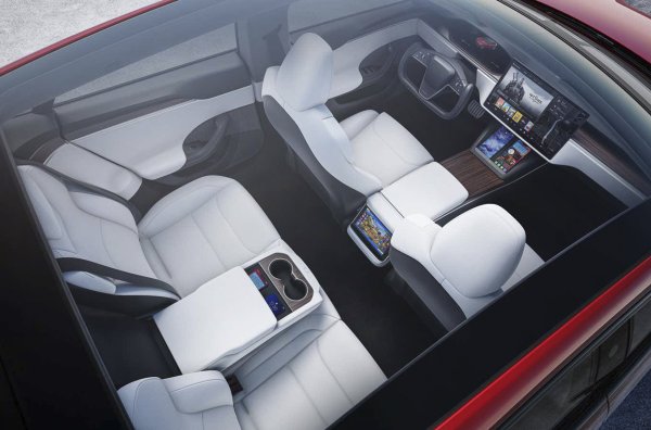 Въпреки високата си цена и отличните характеристики, Tesla Model S също е далеч от това, което би трябвало да бъде според собствениците му. Те отбелязват лошо качество на изработка и непропорционално голям мултимедиен екран. 