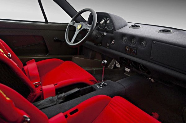 Един от легендарните модели от Маранело също е подложен на критики. Според някои потребители, при него няма дори намек за интериор, подходящ за суперкола от това ниво. 