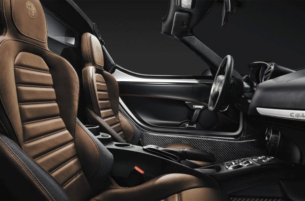 В спикъка попада още един модел от Италия, който винаги е предизвиквал разнопосочни оценки. В случая обаче става дума за интериора, а основната претенция към него е заради волана, който е определ като &bdquo;грозен&ldquo;. 