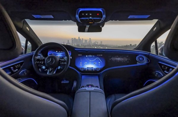 Явно читателите не са впечатлени от високите технологии на електрически флагман на Mercedes-Benz - седана EQS. Там претенциите са към гигантския мултимедиен дисплей, който прилича на изпъкнало парче стъкло. 