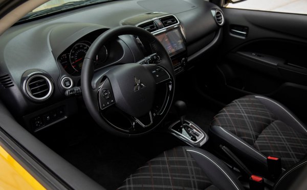 Проблемът на Mirage е в остарелия интериор, но пък още базовото ниво на оборудване включва всички стандартния функции, които се срещат в нов автомобил, включително 7,0-инчов сензорен екран с Apple CarPlay и Android Auto свързаност. Версията със CVT струва минимум 15 995 долара, като моделът е с 10-годишна гаранция.