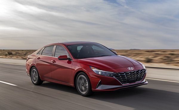 Mirage е изключително ефективен за неелектрифицирана кола, пък е доста слаб на пътя. Срещу още 4000 долара (19 650 долара без данъци и такси) може да се купи базовия Elantra SE, при който показателите за разход на гориво са съответно 7,1 градско, 5,4 извън града и 6,3 литра на 100 км в града.Този модел е оборудван с 2,0-литров четирицилиндров двигател, който произвежда почти двойно по-голяма мощност от Mirage - 147 к.с., като също стандартно се предлага с трансмисия CVT.