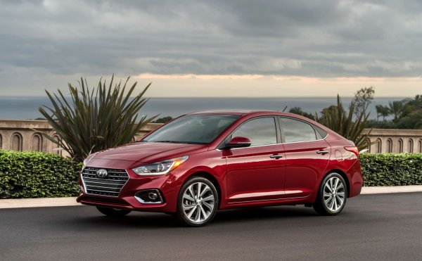 Ако няко харесва  Elantra, но иска нещо по-евтино и по-добро от Mirage, трябва да помисли за Accent. Започвайки от 16 495 долара (без данъците и таксите), клиентът получава компактен седан, оборудван с 1,6-литров четирицилиндров двигател със 120 к.с. и CVT, който предлага разход съответно 7,1 / 5,7 / 6,5 литра на 100 км.