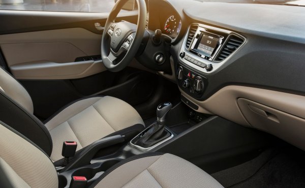 Колата е с приятен дизайн, приличен интериор и се предлага с 5,0-инчов сензорен екран с допълнителен USB порт. По-високите нива на оборудване включват 7,0-инчов дисплей на информационно-развлекателна система с Apple CarPlay и Android Auto свързаност, както и вторичен USB порт. Условията на гаранцията са същите като при Elantra.