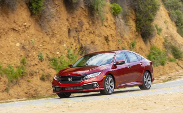 Моделът Civic е един от най-продаваните от Honda, а седаните EX и EX-L са най-икономичните от гамата, като разходът им е 7,3 / 5,6 / 6,5 литра на 100 км. Тези две версии започват съответно от от 24 400 и 25 600 долара, като се предлагат с една и съща задвижваща система, състояща се от 1,5-литров турбокомпресор с мощност 158 к.с. и CVT.