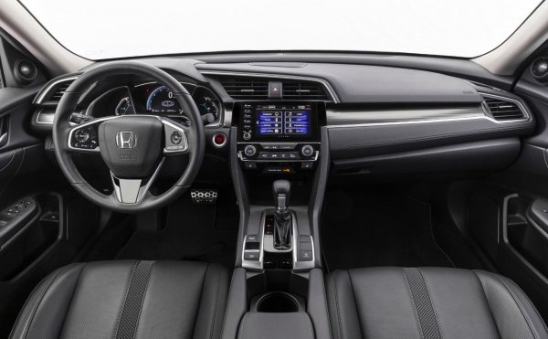 В оборудването на модела са включени стандартни функции като "лунен покрив" с едно докосване, 17-инчови джанти, отопляеми предни седалки, 7-инчов дисплей на информационно-развлекателна система с Apple CarPlay и Android Auto свързаност, 180-ватова аудио-система с 8 високоговорителя и комплект от система за безопасност и помощ на водача Honda Sensing. Гаранцията обаче е само 5 години (96 560 км).