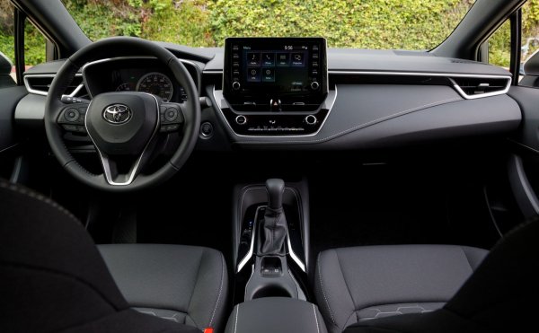 Като оборудване Corolla е ориентирана към безопасността и надеждността. Списъкът на стандартните функции на хечбека включва 8-инчов сензорен екран с интегриране на Android Auto, Apple CarPlay и Amazon Alexa, аудио-система с 6 високоговорителя, дистанционен достъп без ключ, два USB-порта за зареждане и комплекс от системи за безопасност и асистенти на водача Toyota Safety Sens 2.0. Условията по гаранцията са като при Civic.