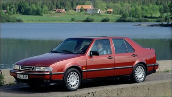 <p><strong>Saab 9000</strong><br /> <br />Просторният Saab 9000, който съществува от 1984 до 1997 г., се  произвеждаше стандартно с 2.0-литров 4-цилиндров турбо двигател и записа  много рекорди по пистите. През 1986 г., три броя 9000 Turbo16 правиха  непрекъснати обиколки на пистата Talladega Superspeedway в продължение  на около 20 дни. Целта бе да се изминат 100 000 км за възможно по-кратко  време. Най-бързият от трите автомобила е поддържал средна скорост от  213 км/час, подобрявайки два световни и 21 международни рекорда за  скорост. Незабравими ще останат ексклузивните модели Aero, чиито 225  конски сили ускоряваха колата от 80-120 км / ч по-бързо от Ferrari  Testarossa! 9000 е не само бърз и яростен, но и екологичен. Проучване на  Британското правителство от 1992 г. разкри, че емисиите на изгорели  газове от 9000CS 2.3t на практика са по-чисти от постъпващия в двигателя  въздух!</p>