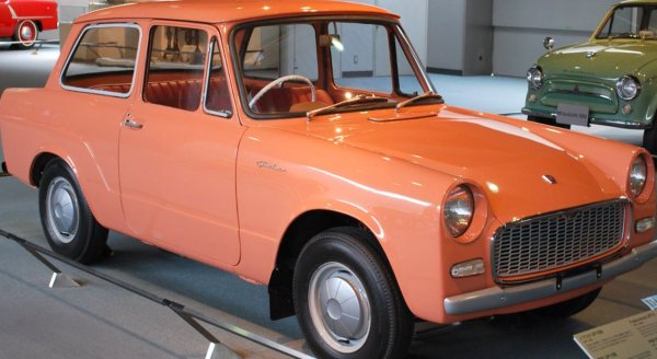 Министерството на международната търговия и индустрията на Япония обявява през 1955 г. желанието си да създаде национален автомобилен проект. Това кара редица производители да се заемат с разработването на народна кола.

Представяният проект на Toyota е нещо подобно на Citro&euml;n 2CV, обвит в каросерията, подобно на Trabant &ndash; макар и различна само по себе си. Двигателят е двуцилиндров, с въздушно охлаждане, съпроводен от задно задвижване. Колата имат доста спартански интериор, като Toyota пропуска да сложи отопление или радио.

Publica се развива в три поколения, докато в крайна сметка е заменена от Starlet през 1978 г.
