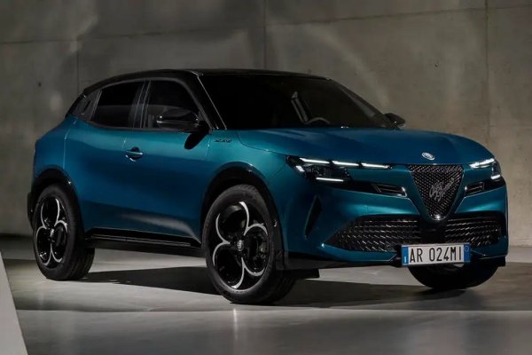 Автомобилът е на общата за цялата група платформа STLA Small, еволюция на старата CMP, която се използва също за модели като Peugeot 2008, Citroën C4, Fiat 600 и Jeep Avenger. На тази платформа ще са също следващите поколения на Peugeot 208 и на Opel Corsa. 