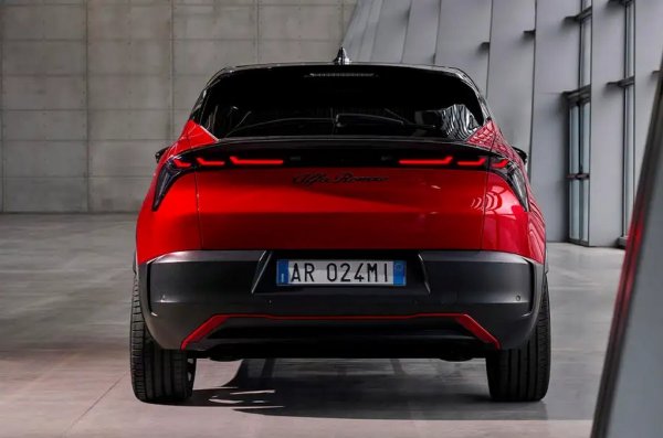 Milano ще е първата Alfa, която ще се произвежда не в Италия, а в завода на Fiat в Тихи, Полша, на една и съща поточна линия с Jeep Avenger и Fiat 600.
Това е също първата Alfa, която ще се предлага и без двигател с вътрешно горене. Стартовата цена ще е около 30,000 евро, увери Жан-Филип Емпарато, като направи сравнение със струващата почти сто пъти повече 33 Stradale и подчерта, че Alfa e единствената марка, която може да продава коли и по 30,000, и по 2 милиона евро. 
