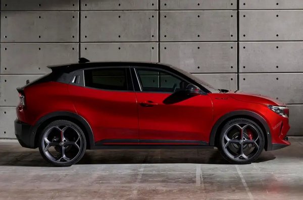 Дизайнът е дело на Алехандро Месонеро Романос, който преди това работеше за Seat и Dacia. Испанският дизайнер подчерта, че екипът му се е опитал да използва класически черти от историята на марката, като емблематичната coda tronca в задницата и вдъхновените от Alfa SZ предни светлини. Характерното за Alfa щитче на предната решетка също е получило по-модерна интерпретация в сравнение с Tonale. 
