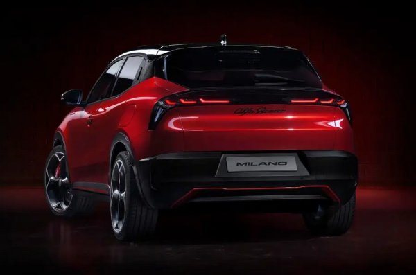 Базовата версия, наречена Ibrida, ще комбинира познатия ни 1.2-литров 3-цилиндров мотор на Peugeot с 48-волтова хибридна система и електромотор с 29 конки сили, вграден в скоростната кутия. Общата комбинирана мощност на системата е 136 коня. Стандартно колата е само с предно предаване, но по-късно ще се появи и задвижване на четирите колела, което според Alfa е първото в премиум В-SUV сегмента. Системата ще е същата, използвана в Jeeo Avenger 4xе. 

