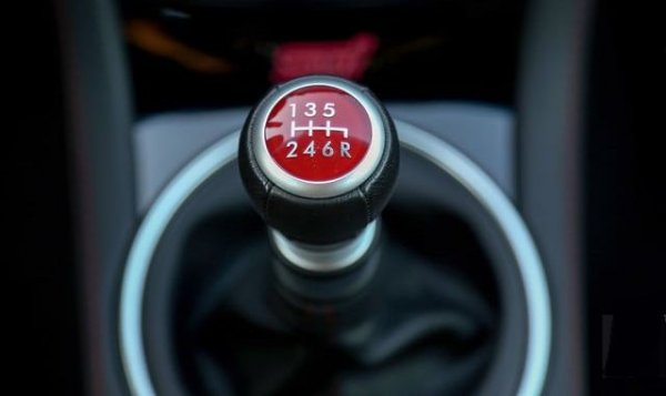 Класика в жанра – шофьорът се опитва да паркира и включва задна скорост, преди колата му да е спряла да се движи. Отново се чува едно неприятно скърцане от зъбните колела на задната предавка. Ако подобно действие се повтаря често, резултатът почти сигурно е излизане от строя на задната скорост. Това съответно води до ново посещение в сервиза.
