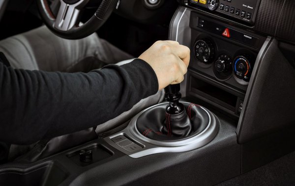 Доста разпространена грешка, тъй като много от водачите държат ръката си на подлакътника, но в същото време не я махат от лоста за смяна на предавки. Дори нещо повече – пренасят тежеста си върху ръкохватката и по този начин нанасят щети на избирачите и движещите се части в самата скоростна кутия. Тези, които искат да съхранят скоростната кутия, а и автомобила си като цяло, трябва да знаят едно – по време на движение ръцете на шофьора трябва да бъдат върху волана.
