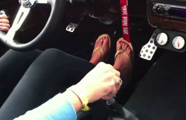 Както всички знаят – съединителят е основна част от скоростна кутия. Той играе активна роля при смяна на предавките, като помага и за ускорението, и за спирането. Най-големите щети върху него се нанасят при задържането на полусъединител, тъй като това води до прегравяне на диска и съответно - до неговото по-бързо износване. Грешка е например той да се държи полунатиснат преди потегляне или при движение по инерция. Това задължително го износва и води до неговата смяна. Която почти винаги е свързана със сваляне на скоростната кутия.

