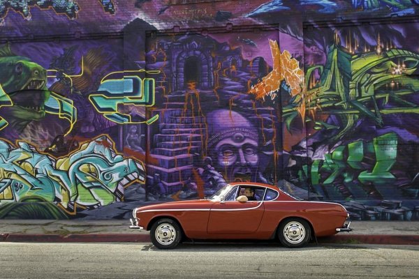 Volvo P1800 от 1966 г. Собственикът му Ърв Гордън гони пореден световен рекорд за пробег с един автомобил - 5 млн. километра