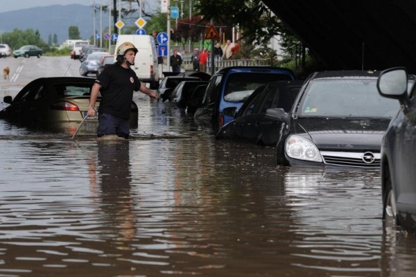 Дъждът вкара във воден капан 20 коли в софийски подлез. Снимка: Булфото