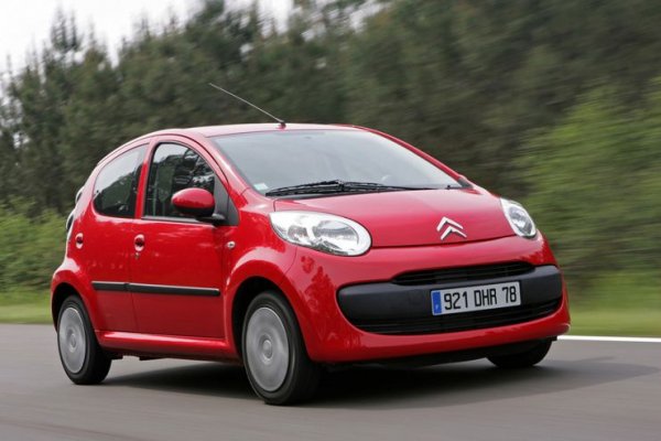За да се достигне до фаровете на Peugeot 107 и Citroen C1 (на снимката), се налага свалянето на предната броня. Като цяло тази процедура не е от най-сложните, но и тук се налага отвиването на няколко винта, които държат бронята от двете страни. В полеви условия, както сами се досещате, това не е никак лесно, особено ако трябва да се направи от дама.
