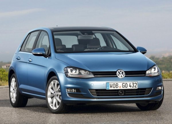 Германският модел е най-продаваният автомобил в Европа от дълги години, което се дължи на редица качества и технологии, превърнали го в легенда. Логично е един толкова успешен модел да бъде и лесен за обслужване и ремонт, особено когато става дума за смяна на крушка на фаровете.

Оказва се обаче, че не е точно така. За смяната на крушката на Golf VII се налага свалянето на пластмасовия капака на охладителната система, както и на решетката на радиатора. Преди това трябва да се махне и предната броя, което със сигурност отнема и време, и усилия. 