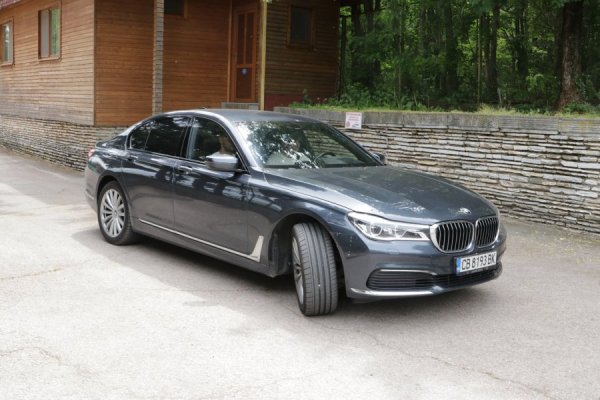 При посещенията си в България тенис-звездата обикновено използва автомоблил на BMW. Това е 7-Series, която Григор е подарил на баща си Димитър.