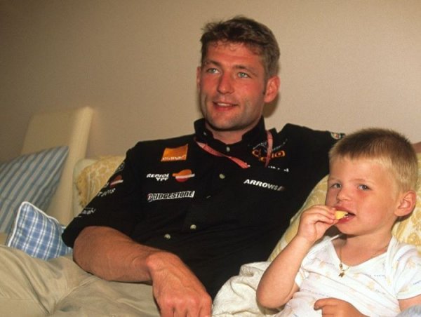 Роден на 30 септември 1997 в Хаселт, Белгия, Верстапен мрази прякора си във Формула 1. Който, естествено, е "Лудия Макс". Заслужил го е не само с безстрашно каране, но и с уникалния хаос, който е способен да произведе на пистата. 
Разбира се, на него това му е в кръвта - баща му е Йос Верстапен, когото собствените му механици поляха с бензин и подпалиха в бокса през 90-те. Днес Макс държи рекорда за най-млад пилот, стартирал в Ф1, за най-млад пилот, спечелил точка, и за най-млад пилот, стъпил на подиума. Но липсата на опит и нежеланието му да се съобразява с обстановката му спечелиха нееднозначна репутация. 
На снимката: малкият Макс с татко Йос, също пилот от Ф1 навремето
