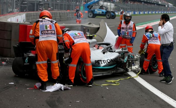 ГРАН ПРИ НА МЕКСИКО, 2019. Тук Верстапен още в първата обиколка имаше контакт с Люис Хамилтън. Британецът оцеля на пистата и спечели, но на пресконференцията още не му беше минало: "Когато се доближиш до Макс, трябва да му осигуриш допълнително пространство, иначе е много вероятно да се ударите. Затова и повечето пъти му го осигуряваме", каза Хамилтън. Седящият до него Фетел кимна: "Точно така, самата истина". Но Макс никак не се впечатли. "За мен това само показва, че съм им влязъл в главите. Струва ми се, че това е за добро", ухили се Верстапен. 
 
