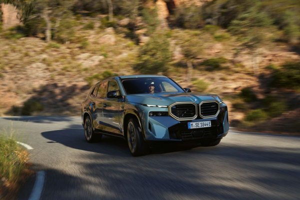BMW iX3 ще бъде налично допълнителното оборудване AC Charging Professional. То позволява AC зареждане с мощност до 22 кВт. С това е свързана и допълнителната функция Vehicle-to-Load, чрез която автомобилът се превръща в мобилен powerbank и може да захранва външни електрически уреди с мощност до 3,7 кВт.

От пролетта за BMW iX3 ще бъдат налични три нови атрактивни външни цвята: Eucalyptus Green &ndash; зелен металик, BMW Individual Frozen Space Silver &ndash; сив металик и Fire Red &ndash; червен металик. В комбинация с оборудването BMW Contemporary Digital White Bicolor, опционално ще бъде наличен и BMW Individual волан в Digital White.

От март в BMW iX3 ще бъде включен товарен ръб на багажника от неръждаема стомана за интериорните дизайни Contemporary, BMW M и BMW Individual. Като част от опционалните пакети M Sport и M Sport Pro, BMW iX3 вече разполага и с автомобилен ключ с M ленти.

