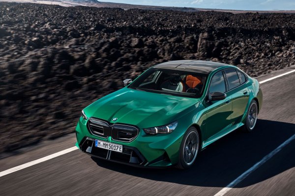 През 2027 в ЕС влизат в сила нови регулации за емисии и отработени газове, които изискват значителни технически адаптации, особено за High Performance автомобили като BMW M5 и BMW XM. BMW M реагира своевременно на тези изисквания и въвежда оптимизираната задвижваща технология още от март при BMW M5 и от април 2026 при BMW XM Label. Това важи както за всички страни от ЕС, така и за страни извън ЕС, в които се прилагат директивите на ЕС за емисиите.

Фокусът на по-нататъшното развитие е върху двигателя с вътрешно горене на M Hybrid системата. Основните елементи са оптимизирано управление на двигателя, подобрена обработка на отработените газове, както и въвеждането на горивен процес на Милър, който осигурява по-висока ефективност и намалени емисии.

При BMW M5 мощността на V8 двигателя се адаптира от досегашните 585 к.с. на 544 к.с. Електрическото задвижване остава непроменено, но е оптимизирано софтуерно. Благодарение на перфектно съгласуваното взаимодействие на двете задвижващи единици, системната мощност на BMW M5 остава непроменена &ndash; 727 к.с. 

В 4,4-литровия V8 агрегат на BMW XM Label също се въвежда горивният процес на Милър. С непроменената системна мощност от 748 к.с., BMW XM Label остава най-мощният сериен модел на BMW M. С тези мерки BMW M гарантира на своите клиенти постоянен достъп до най-модерните High Performance автомобили дори при променливи регулаторни условия, които отговарят на бъдещите екологични изисквания благодарение на иновативна техника
