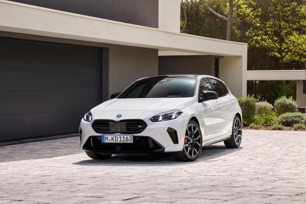 От пролетта на 2026 серийното оборудване BMW 1-Series и BMW 2-Series Gran Coupe ще включва двузонова автоматична климатична система. За двата модела в бъдеще ще бъде наличен и външният цвят BMW Individual Tanzanite Blue &ndash; син металик в комбинация с опционален черен покрив. 

По желание за BMW 1-Series с опционален M Спортен пакет, както и за BMW M135 xDrive, вече се предлага Cape York Green &ndash; зелен металик, като допълнителен екстериорен цвят.
