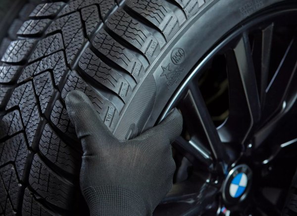 При различни модели на BMW от пролетта на 2026 комплектът за ремонт на спукана гума Plus ще бъде част от серийното оборудване. Той осигурява особено бърза и надеждна помощ при повреда. С него ще бъдат оборудвани BMW 2-Series Active Tourer Plug-in хибрид, BMW 5-Series седан (в зависимост от избраните алуминиеви джанти), BMW X3, BMW 7-Series, BMW 2-Series Gran Coupe, както и BMW iX.