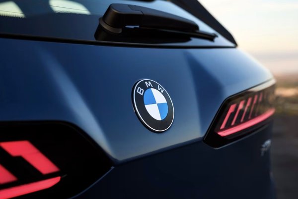 Още от февруари 2026 върху предния капак на всички BMW модели ще бъде използван нов вариант на BMW логото. Едновременно с това започва и преминаването към новото M лого за автомобилите на спортното подразделение.

