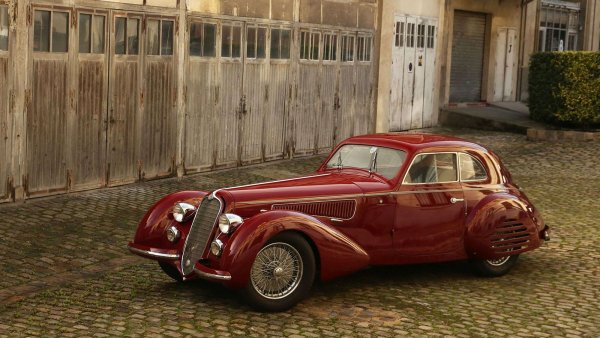 Продаден за - $ 18,56 млн.
Къде и кога: от Artcurial в Париж през февруари

Всички си мечтаем за коли, които не бихме продали за нищо на света. Но този, който се раздели с тази Alfa през 1976 г. срещу еквивалента на 14 400 долара днешни пари, сигурно се е нуждаел от солидно питие, когато чукът се спусна за трети път в Париж през февруари. Тези 8С са най-бързите пътнически автомобили в света преди избухването на Втората световна война и този екземпляр е само един от петте, които получават каросерия от миланската Carrozzeria Touring Superleggera.