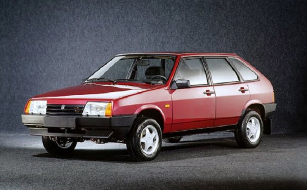 ВАЗ-2108 влезе в историята благодарение на поне два факта. На първо място, това е първият сериен модел с предно задвижване на автомобилния завод. И второто - много е закачливо, но това също е унизително име. Автомобилистите нарекоха колата "длето" - до голяма степен поради приликата му с този инструмент, ако го погледнете в профил.