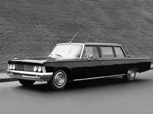 Най-луксозните съветски автомобили, които обикновеният гражданин в онези дни можеше да види само преминаващи по улиците, са предназначени само за съветския елит. Това са моделите ZIL-114, ZIL-115, ZIL-117 GAZ-13, GAZ-14, които имат едно единствено предназначение - да транспортират управляващия елит на СССР. И затова хората ги "наградиха" с злобния прякор - „членовоз“.