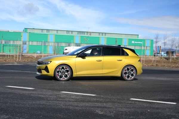 Citroen C5 X 

Dacia Jogger

Honda Civic

Opel Astra

Peugeot 408