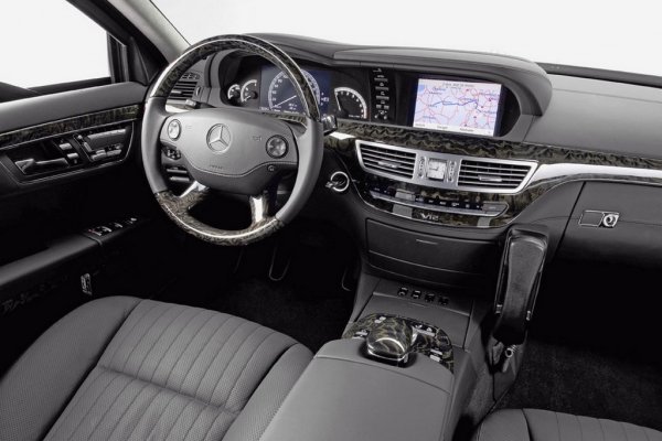 Pullman Guard е дълга, бронирана версия на Mercedes-Benz S600.