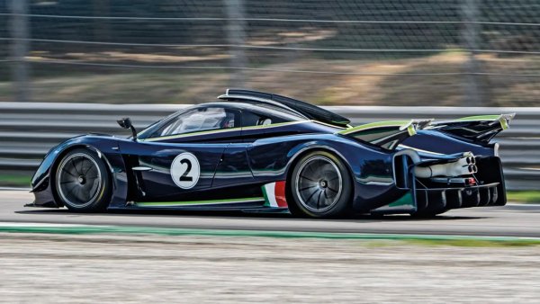 Друга специална пистова кола от човека, който наистина разтревожи Ferrari и Lamborghini. Този път V12 дава 850 к.с. на пътя и крещи до над 9000 об/мин. Може би най-лудият факт за двигателя на Huayra R е, че тежи само 198 кг - или по-малко от средната коледна вечеря.