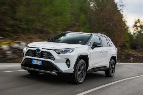 Японският кросоувър смени поколенията на наскоро, като си остава и най-успешният автомобил от този клас в света. RAV4 вече гони милион продажби и вероятно ще ги постигне, тъй като интересът към SUV-автомобилите продължава да расте.
