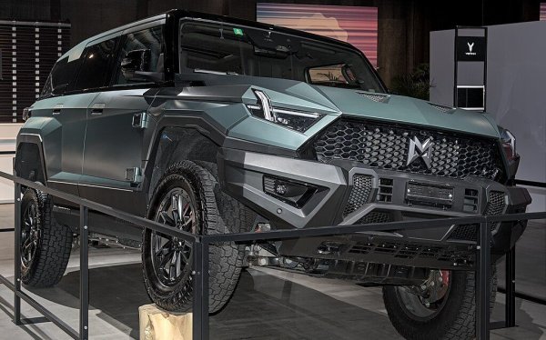 Три марки делят 13-ото място с по 3 регистрации. Едната от тях е М-Hero (понякога се изписва и MHERO) - "китайският Hummer", тоест разработен за цивилни нужди голям SUV на базата на всъдеходите на китайската армия. Произвежда се от Dongfeng, но преди малко повече от година държавният гигант го обособи като отделна дъщерна марка. 
M-Hero има две версии - чист електромобил с колосална батерия (143 киловатчаса) и 1084 конски сили мощност, и хибрид с 1.5-литров бензинов удължител на пробега. 
