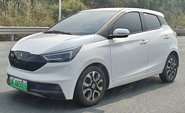 Ако никога не сте чували това име, не се тревожете - то не е особено известно извън Китай. Независимо, че мажоритарният собственик в компанията JMEV, която го произвежда, е... Renault Group. Французите държат 50% от предприятието, базирано в Нанчан и специализирано в малките градски електрически модели (Dacia Spring обаче се произвежда не от JMEV, а от джойнт-венчъра на Renault с Dongfeng). 
Трите бройки Еveasy, регистрирани у нас, са от модела EV3 и са частен внос. ЕV3 e 3.7-метрова градска кола с няколко варианта на батерии и пробег между 251 и 330 километра с едно зареждане (но според доста оптимистичния китайски тестов цикъл CLTC, не според WLTC). 
